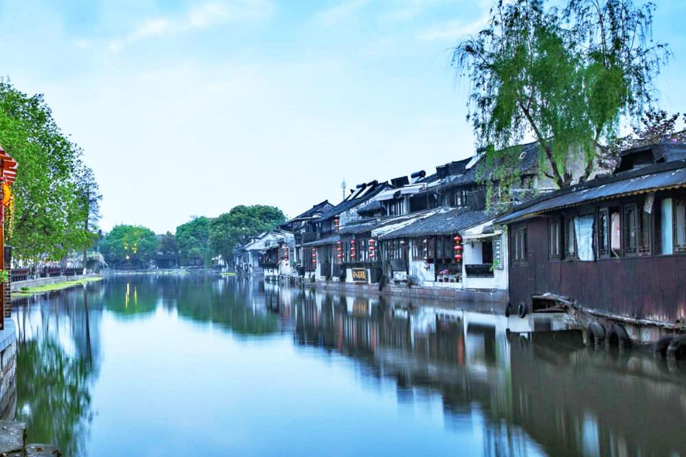 易梦玲泳装写真，跟angelababy长得太像了